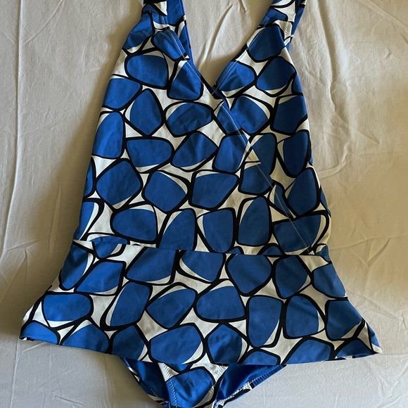 One piece - Picture 1 of 2